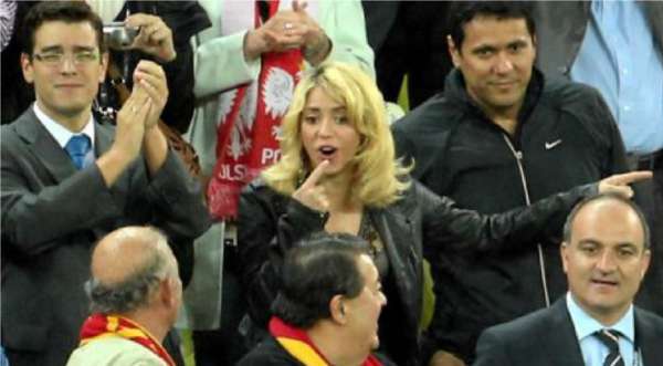 Shakira alentó Piqué en partido España-Irlanda