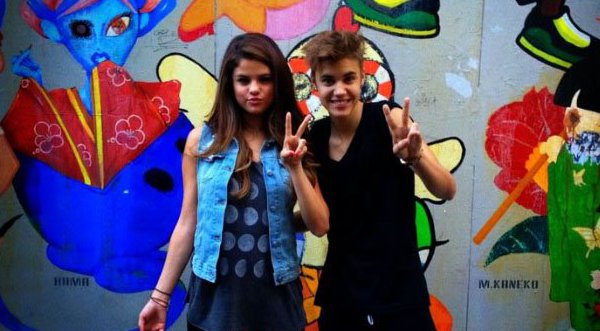 Justin Bieber y Selena Gómez se divierten en Japón