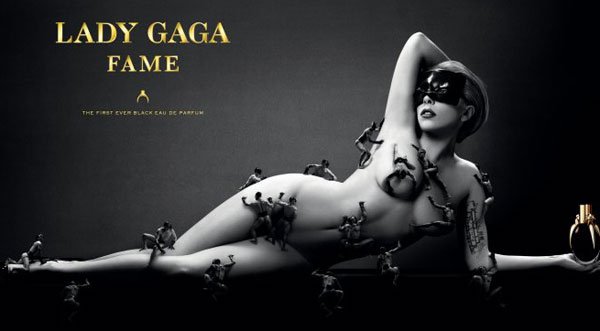 Lady Gaga posa desnuda y con mini hombres
