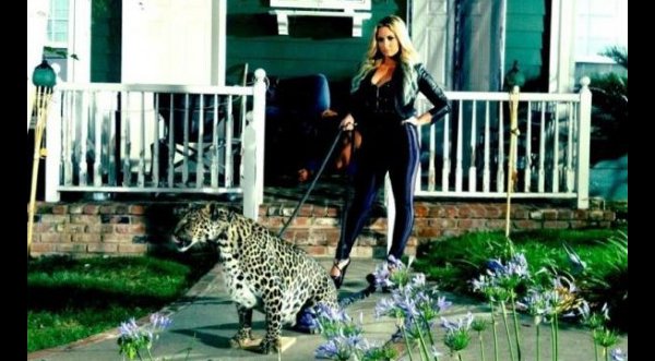 Demi Lovato luce sexy junto a un leopardo