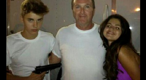 Polémica por foto de Justin Bieber con un arma junto a Selena Gomez