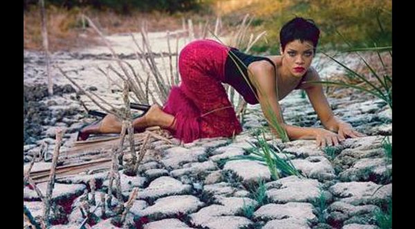 ¡Lo volvió a hacer! Rihanna posa en sensual topless - FOTOS