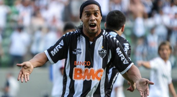 Video: Ronaldinho hizo un golazo, pero lo anularon