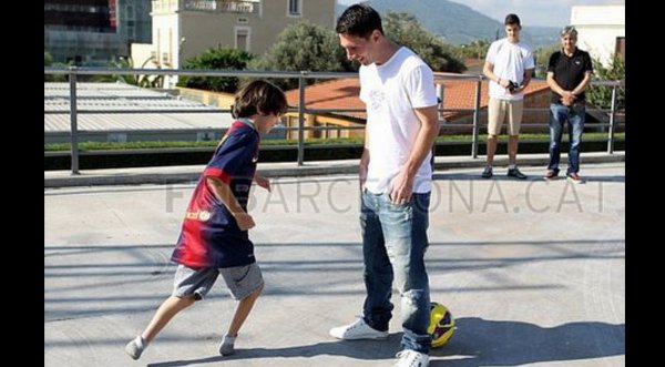 Video: Lionel Messi cumplió el sueño de un niño sin pies