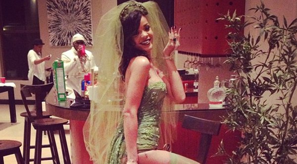Foto: Rihanna hizo topless después de la fiesta de halloween
