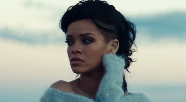 Se difunde inédita imagen de la infancia de Rihanna- FOTO