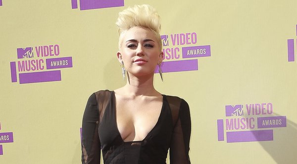 Miley Cyrus manda directa a las artistas que se desnudan