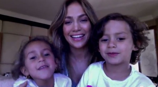 Video: Jennifer Lopez vive la navidad con sus pequeños
