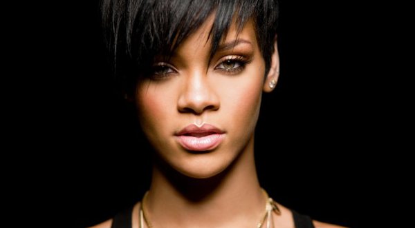Rihanna está deprimida por alejarse de Chris Brown