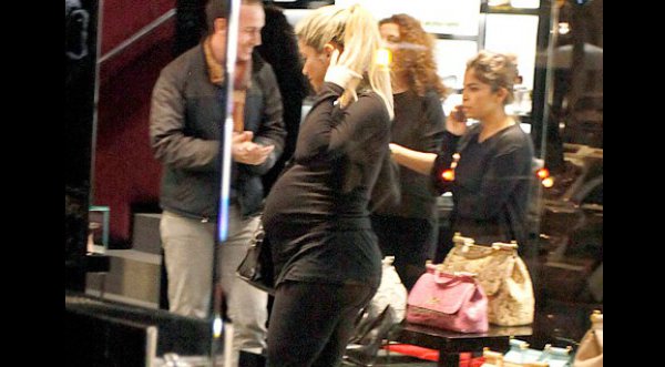 Shakira luce su pancita haciendo compras