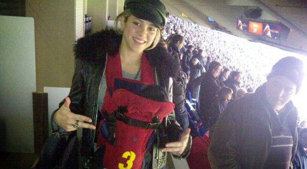 Shakira lleva a su hijo a ver jugar a Gerard Piqué