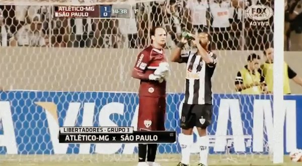 Video: ¡Vivazo! Ronaldinho da pase de gol luego de que arquero rival le diera agua