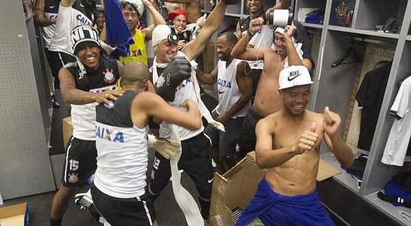 Video: Paolo Guerrero baila el Harlem Shake junto al Corinthians