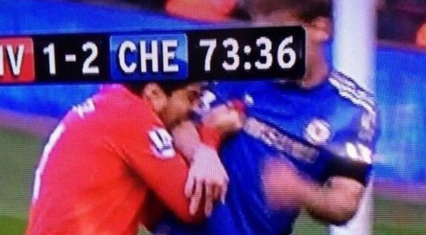 Video: Si te lo perdiste....Suárez muerde a rival en partido Liverpool vs Chelsea