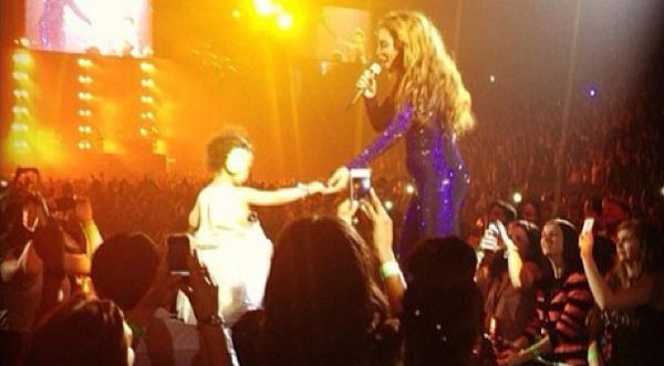 Video: Beyoncé mostró a su hija en concierto