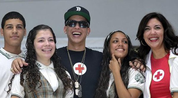 Daddy Yankee unido con la Cruz Roja