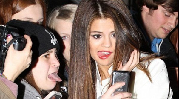 Selena Gomez en divertida pose con su fan