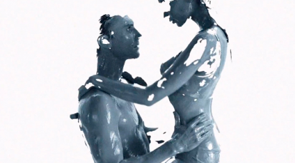 Video: Adam Levine aparece semidesnudo en nuevo video de 'Maroon 5'