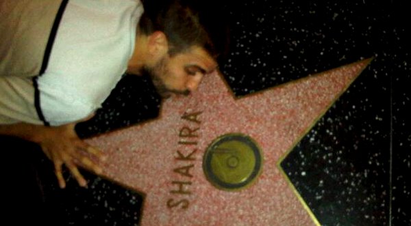 Gerard Piqué le da un beso a la estrella de Shakira