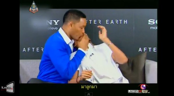 Video: Will Smith beso en la boca a su hijo Jaden