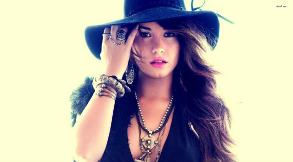 Mira la foto de Demi Lovato donde te enseña a querer tus curvas