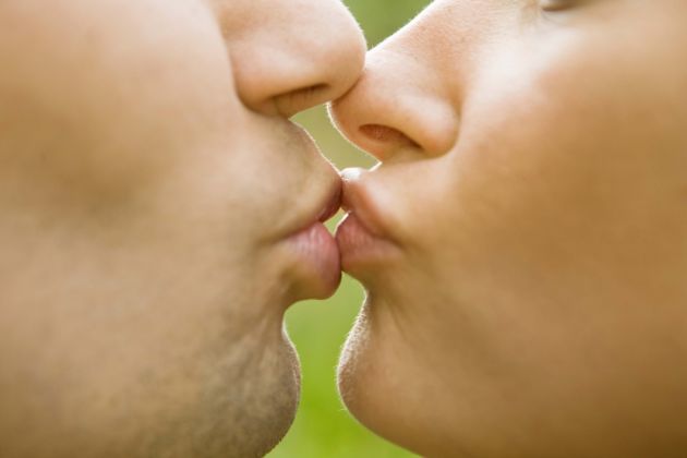 Descubre las 5 reacciones que provoca besar