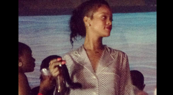 Video. Rihanna es captada bebiendo de un zapato