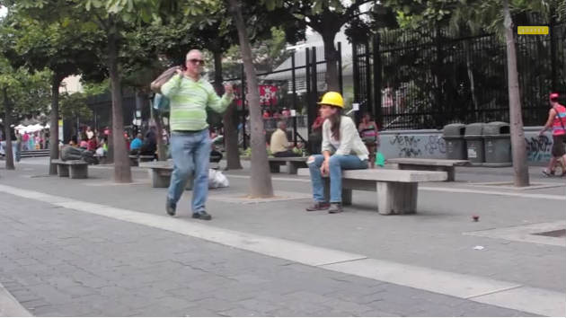 Video: Así reaccionan los hombres ante los piropos