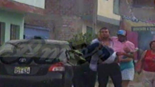 Video: Reimond Manco es cargado en brazos en estado de ebriedad