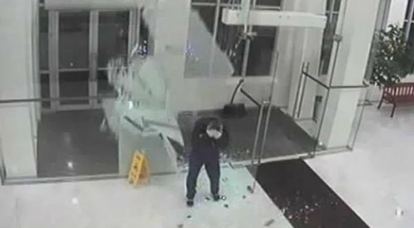 Video: Hombre despistado choca y rompe puerta de cristal con el cuerpo