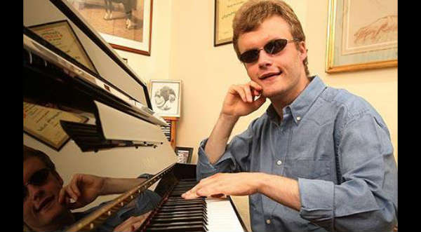¡Increíble! Hombre ciego y con autismo es todo un artista del piano