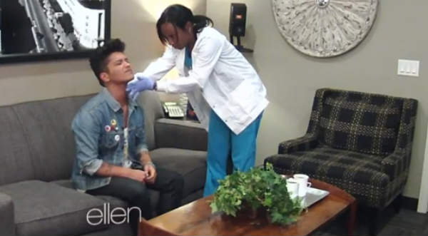 Video: Bruno Mars le hace broma a una enfermera
