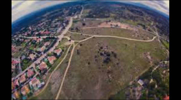 Cámara cae desde una avioneta y queda intacta filmando su caída