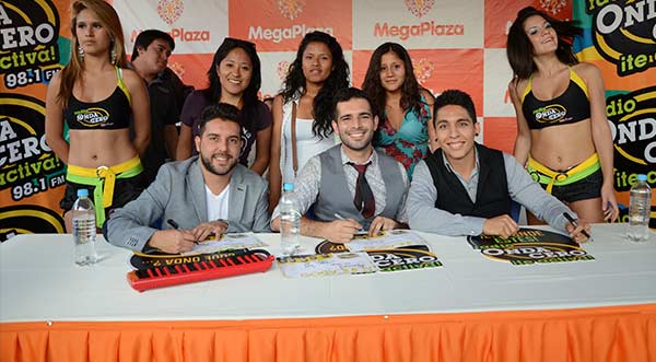 Alkilados - Firma de autógrafos en Mega Plaza