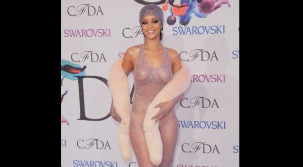 Fotos: Rihanna lució infartante vestido de transparencia en premiación