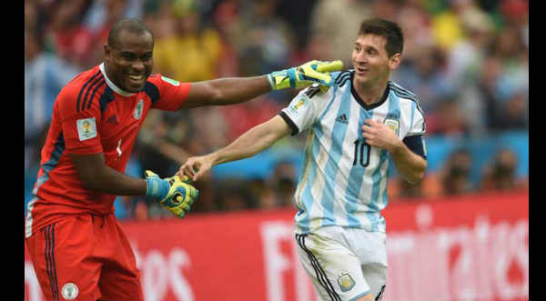 El arquero de Nigeria confiesa entre risas que Messi es el mejor - VIDEO