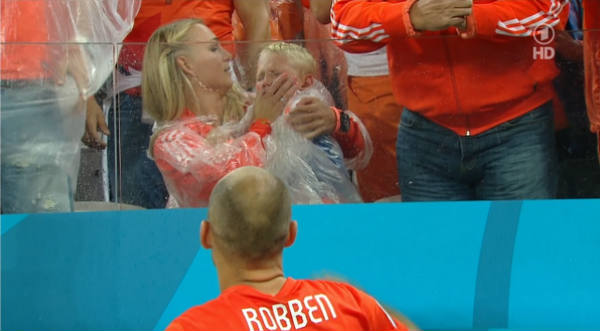 ¡Conmovedor! Hijo de Robben llora desconsoladamente tras eliminación de Holanda