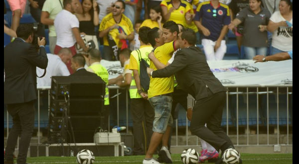 James Rodríguez defiende a un fan que burló la seguridad- VIDEO