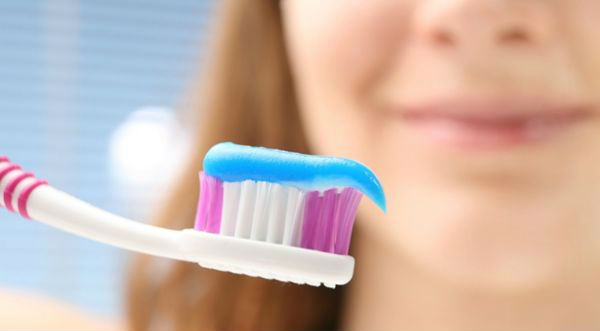 Entérate por qué no se debe cepillar los dientes inmediatamente después de comer