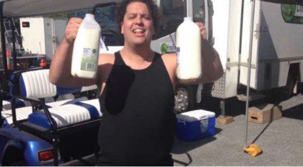 ¡Asombroso! Un hombre se transforma en 'La Roca' bebiendo leche - VIDEO