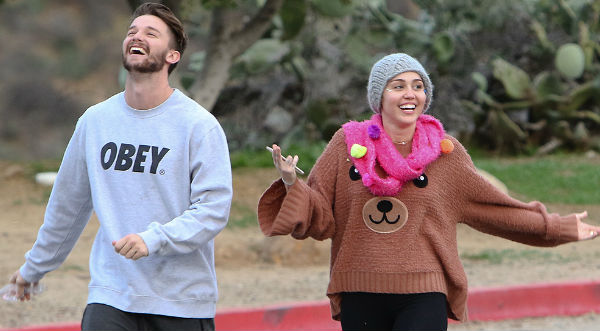 ¿Miley Cyrus confirma su embarazo? - FOTO