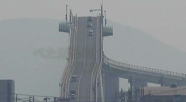 ¡Increíble! Conoce el puente para autos que parece una montaña rusa – VIDEO