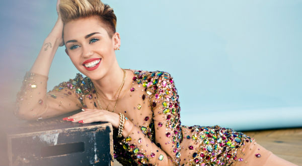 Miley Cyrus publica fotografía en topless y con máscara de chancho