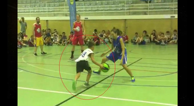 No vas a creer la increíble jugada de básquet que hizo este niño - VIDEO