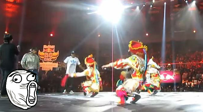 ¡ÉPICO! Mira el impresionante duelo entre danzantes de tijeras y breakdancers – VIDEO