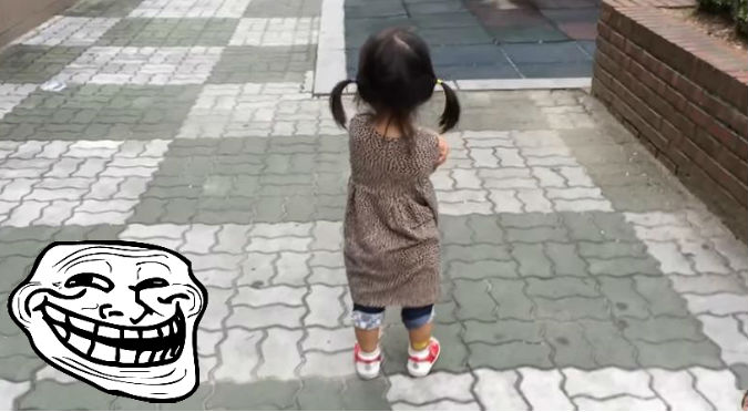 YouTube: Esta niña estaba molesta, pero el sonido de sus zapatos hicieron que…