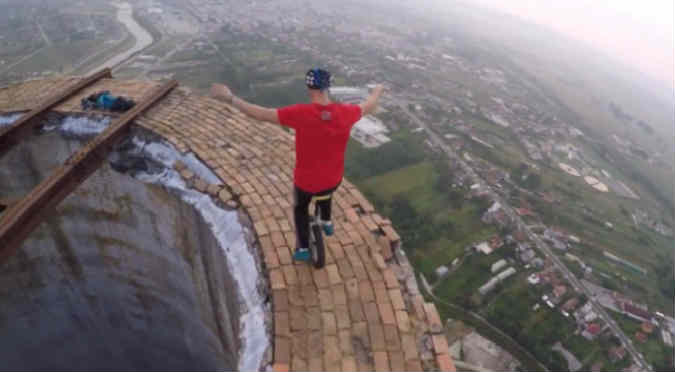 YouTube: Malabaristas querían demostrar su habilidad a 250 metros de altura y esto pasó