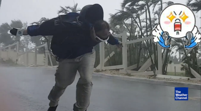 Facebook: Reporteaba en pleno huracán y esto pasó - VIDEO
