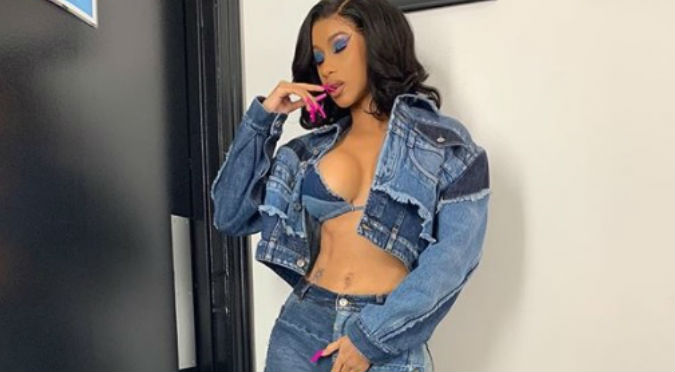 Cardi B sufre percance con sus jeans y deja ver su 'derrier' (VIDEO)