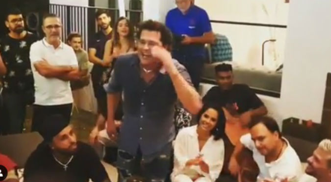 Becky G hizo cantar 'Sin Pijama' a Carlos Vives, Nicky Jam, Pedro Capó y al FC Barcelona (VIDEO)